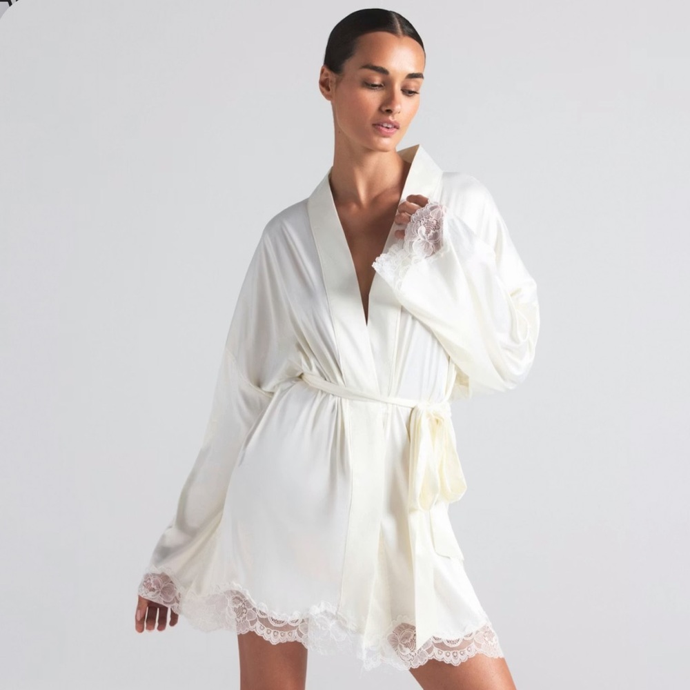 Skims Lace Robe - Picture 6 of 7